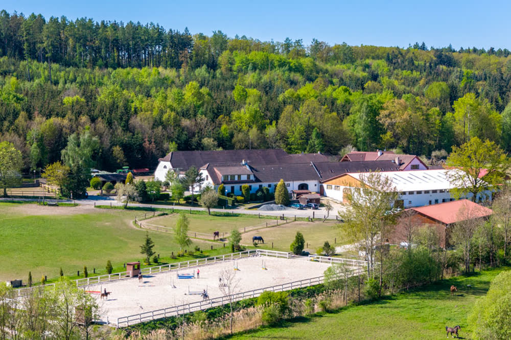 Farma Heroutice a okolní krajina z výšky
